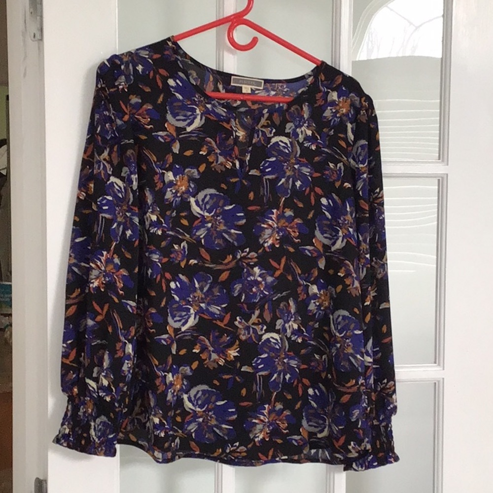 5/$20 Pleione black floral long sleeve top, M. Smocked sleeve cuff, EUC